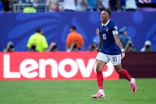 先制点を奪い、喜びを爆発させるフランス･エムバペ(AP)