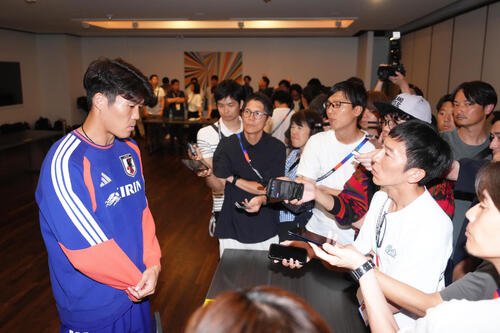 決勝トーナメント1回戦敗退から一夜明け、取材に応じる冨安健洋(撮影･足立雅史)