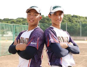 沖縄尚学、ダブルエースの末吉良丞(左)と新垣有絃