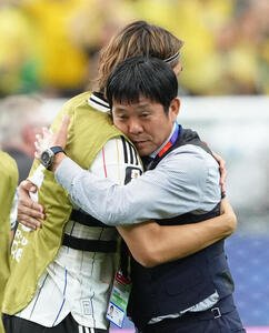 日本対ブラジル　試合後、板倉滉(左)と抱き合う森保一監督(現地2026年6月29日撮影)