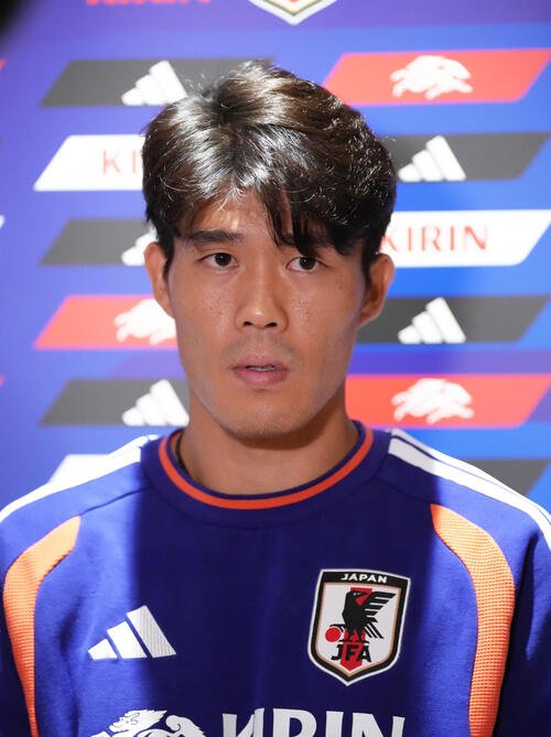 決勝トーナメント1回戦敗退から一夜明け、取材に応じる冨安健洋(撮影･足立雅史)