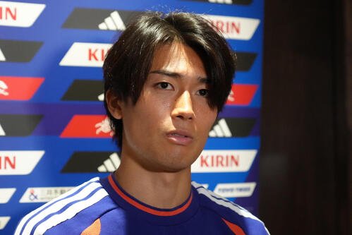 決勝トーナメント1回戦敗退から一夜明け、取材に応じる中村敬斗