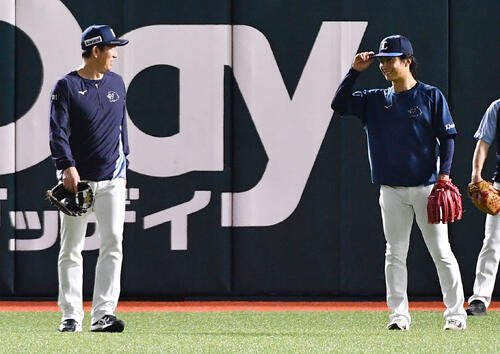 ソフトバンク対西武　試合前、豊田清投手チーフコーチ(左)と笑顔で話す西武森脇亮介(撮影･岩下翔太)