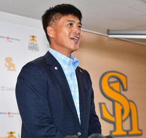 ソフトバンク対西武　米スタンフォード大の佐々木麟太郎との面談を終え、会見を行うソフトバンク城島健司CBO(撮影･岩下翔太)