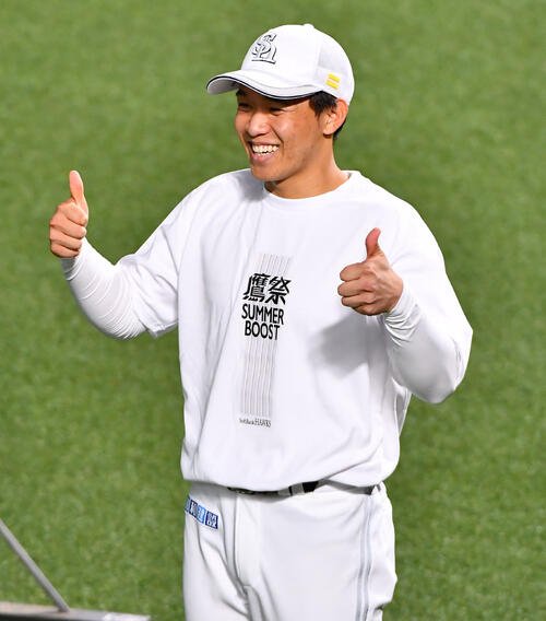 ソフトバンク対西武　試合前、笑顔でポーズをとるソフトバンク北斗(撮影･岩下翔太)