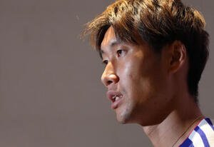 決勝トーナメント1回戦敗退から一夜明け、取材に応じる鎌田大地(撮影･足立雅史)
