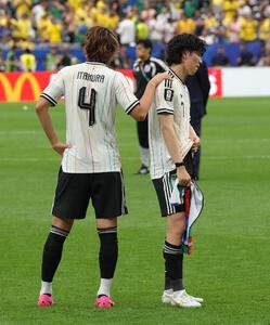 日本対ブラジル　試合後、田中碧(右)の肩をたたく板倉滉(撮影･足立雅史)
