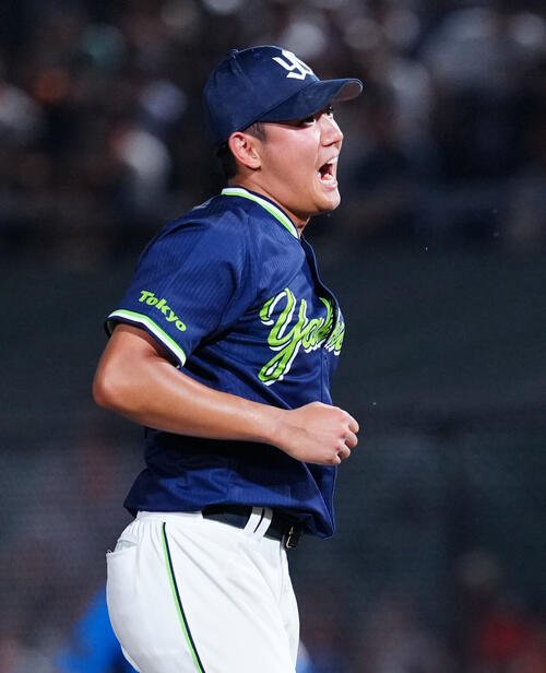 巨人対ヤクルト　5回裏巨人2死、ボビー･ダルベックから見逃しの三振を奪った奥川恭伸(撮影･江口和貴)