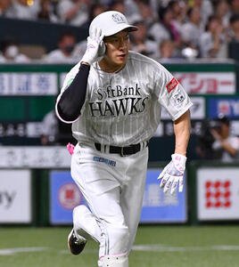 ソフトバンク対西武　5回裏ソフトバンク無死、柳田悠岐は右越え本塁打を放つ(撮影･岩下翔太)