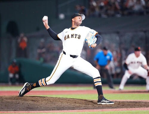 巨人対ヤクルト　巨人6番手のライデル･マルティネス(撮影･江口和貴)