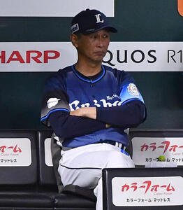 ソフトバンク対西武　3回裏ソフトバンク1死一、二塁、柳町達に2点適時二塁打を打たれ、ベンチで厳しい表情を見せる西口文也監督(撮影･岩下翔太)