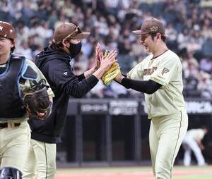 日本ハム対オリックス　試合後、加藤貴之(右)を出迎える新庄剛志監督(撮影･黒川智章)