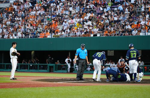 巨人対ヤクルト　2回表ヤクルト無死、松下歩叶へ死球を与えた西舘勇陽(左)