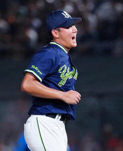 巨人対ヤクルト　5回裏巨人2死、ボビー･ダルベックから見逃しの三振を奪った奥川恭伸(撮影･江口和貴)