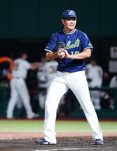 巨人対ヤクルト　7回裏巨人2死二塁、松本剛に適時打を浴びた奥川恭伸(撮影･江口和貴)