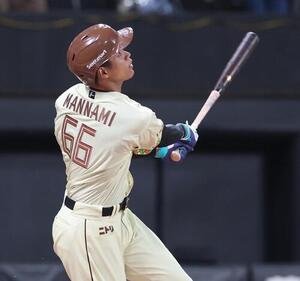 日本ハム対オリックス　6回裏日本ハム無死、本塁打を放つ万波中正(撮影･黒川智章)