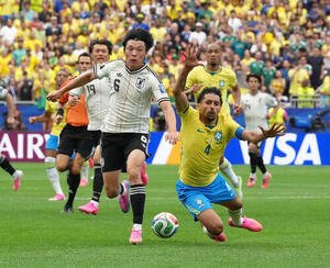 29日、ブラジル戦の後半、マルキーニョス(右)と競り合う町野修斗