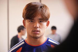 決勝トーナメント1回戦敗退から一夜明け、取材に応じる久保建英