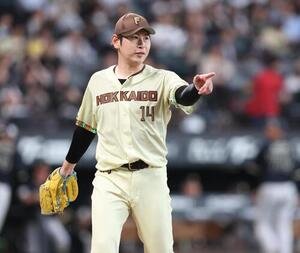 日本ハム対オリックス　2回、無失点に抑え野手を指さす日本ハム加藤貴之(撮影･黒川智章)
