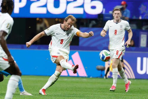 2点目の勝ち越し点を決めるイングランドFWケイン(AP)