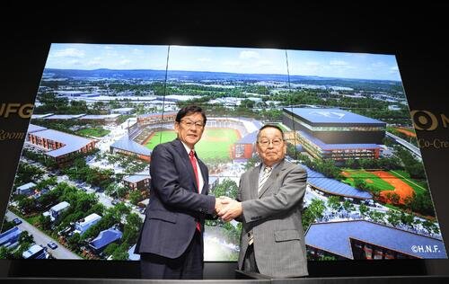 日本ハムの2軍本拠地移転場所の候補地が恵庭市に決まり握手する栗山英樹CBO(左)と原田裕市長(撮影･黒川智章)
