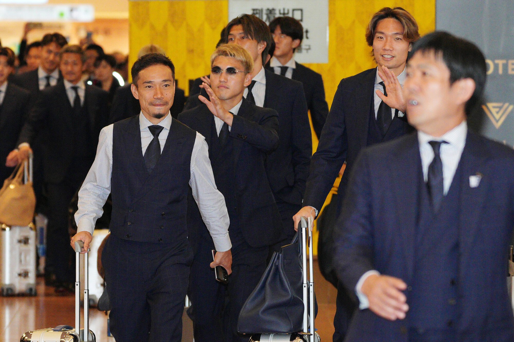 羽田空港に到着したサッカー日本代表の選手たち。(右から)森保一監督、板倉滉選手、堂安律選手、長友佑都選手=2026年7月2日午後3時34分、羽田空港、藤原伸雄撮影