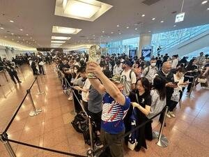W杯から帰国する日本代表を迎えようと集まったサポーター(撮影･浅見桂子)