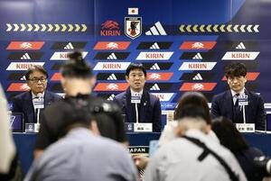 帰国会見に臨む、左から山本昌邦技術員長兼チームダイレクター、森保一監督、宮本恒靖会長(撮影･河田真司)
