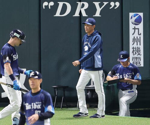 ソフトバンク対西武　審判に選手交代を告げにベンチを出る西武西口文也監督(撮影･梅根麻紀)