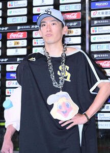 ソフトバンク対西武　ヒーローインタビューに応じるソフトバンク大津亮介(撮影･林敢治)