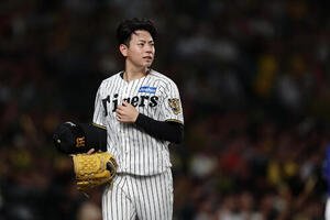 阪神対中日　5回表を投げ終え、同点を許した阪神下村海翔は悔しそうにベンチへ戻る(撮影･前田充)