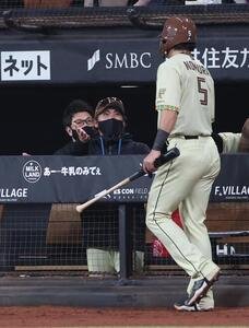 日本ハム対オリックス　3回裏、生還した野村佑希を出迎える新庄剛志監督(撮影･黒川智章)