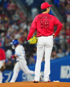 DeNA対広島　5回裏DeNA無死、牧秀悟(左)に2打席連発となるソロ本塁打を浴びる森下暢仁(撮影･垰建太)