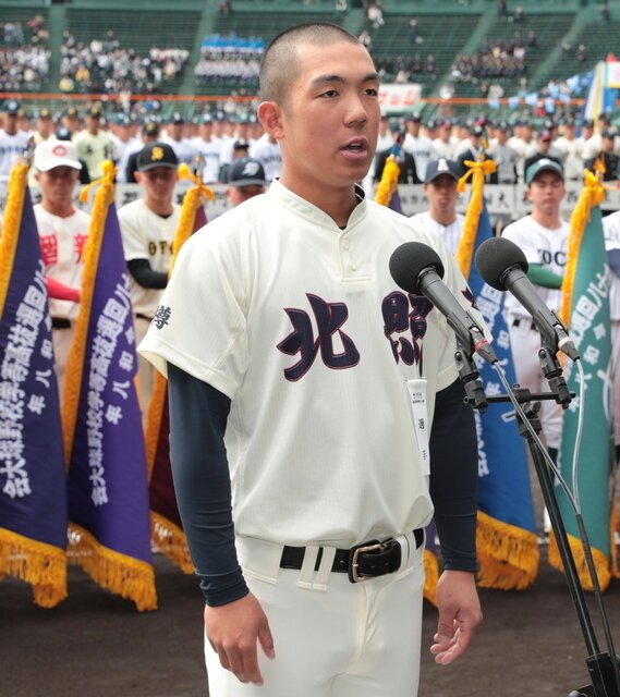 今春の第98回選抜高校野球大会の開会式で選手宣誓する北照の手代森煌斗主将