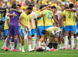 日本対ブラジル　試合後、倒れ込む田中碧(下)に声をかける長友佑都。左はブラジルのクニャ(現地時間2026年6月29日撮影･足立雅史)