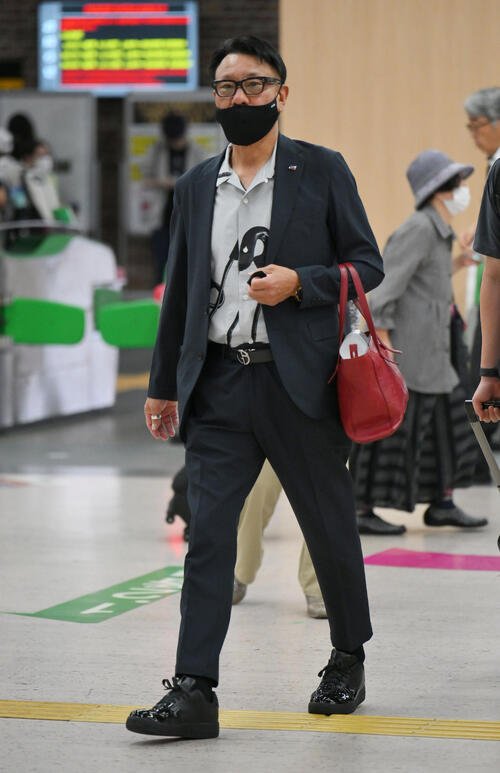 盛岡駅から移動するヤクルト池山隆寛監督(撮影･滝沢徹郎)