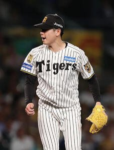 阪神対中日　5回表中日1死満塁、村松開人を空振り三振に仕留めた下村海翔(撮影･前田充)