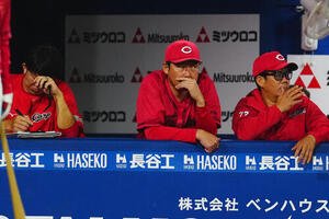 DeNA対広島　戦況を見つめる広島新井貴浩監督(中央)(撮影･垰建太)