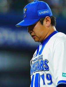 DeNA対広島　9回表広島無死一、二塁、連続四球を出し降板する山崎康晃(撮影･垰建太)