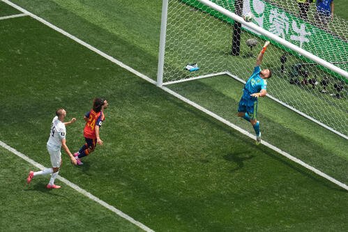 オーストリア選手のシュートを防ぐスペインGKウナイ･シモン(右＝AP)