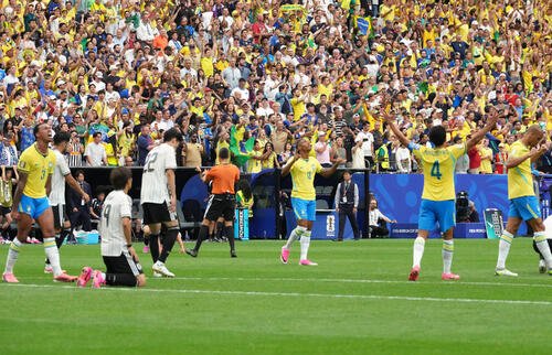 現地時間2026年6月29日、日本対ブラジル　ブラジルに敗れベンチ前でぼうぜんと立ちつくす森保一監督(後方中央右)