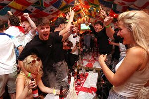 イングランドのパブでW杯を観戦するサポーター(AP)