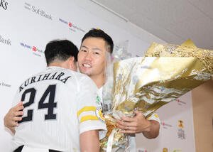引退会見を終えたソフトバンク中村晃は栗原陵矢から花束を贈られる(撮影･梅根麻紀)
