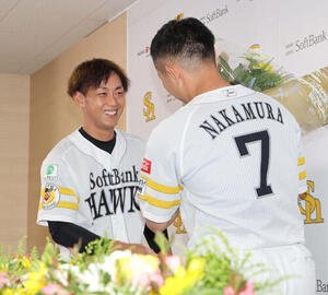 引退会見を終えたソフトバンク中村晃は今宮健太から花束を贈られる(撮影･梅根麻紀)