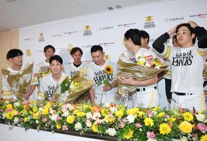 フォトセッションで壇上のソフトバンク中村晃のまわりに集まるナイン(撮影･梅根麻紀)