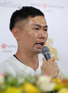 引退会見で涙をこらえながら話をするソフトバンク中村晃(撮影･梅根麻紀)