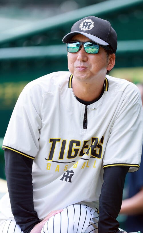 阪神対広島　試合前の練習を見守る阪神藤川球児監督(撮影･上山淳一)