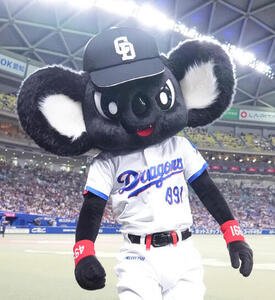 中日対巨人　試合前、ポーズを決める初登場のブラックドアラ(撮影･森本幸一)