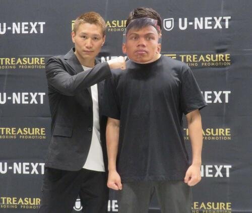 8月16日、東京･後楽園ホールで対戦するアレックス･サンティシマのお面に拳を向ける元IBF世界スーパーバンタム級王者小国以載(左)