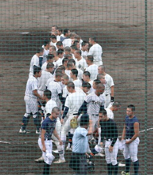 試合後に挨拶を交わす、帝京と日大三の選手たち(撮影･田島優大)